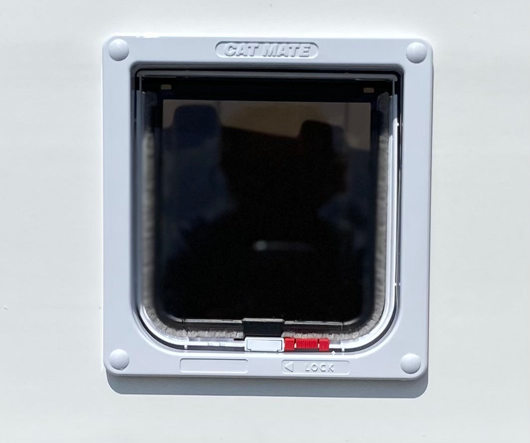 SWINGING CENTER FLAP REPLACEMENT LOCKING CAT FLAP REPLACEMENT Cat